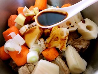 8、高压锅版～莲藕胡萝卜炖排骨,加入生抽老抽和黄酒