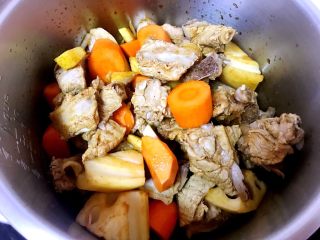 10、高压锅版～莲藕胡萝卜炖排骨,端起高压锅内胆颠几次，再放置半小时入味