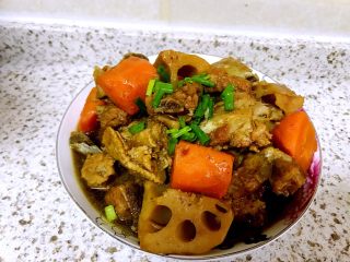 12、高压锅版～莲藕胡萝卜炖排骨,煮好后装盘，撒上葱花即可