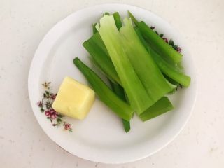 1、健康烧烤  电烤羊肉串,鲜姜削皮，大葱叶清洗干净