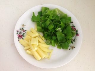 2、健康烧烤  电烤羊肉串,把葱叶切成小段，鲜姜切成小片