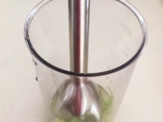 3、健康烧烤  电烤羊肉串,把葱段和姜片放入料理杯里，加入50ml凉开水