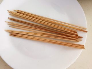 5、健康烧烤  电烤羊肉串,竹签用开水烫一下