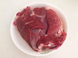 6、健康烧烤  电烤羊肉串,把羊腿肉清洗干净