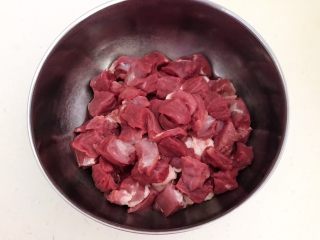 7、健康烧烤  电烤羊肉串,把羊腿肉切成1.5㎝见方的小块