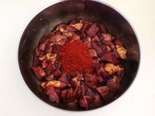 14、健康烧烤  电烤羊肉串,加入辣椒粉