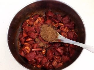 15、健康烧烤  电烤羊肉串,加入孜然粉