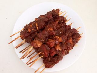 19、健康烧烤  电烤羊肉串,把腌制入味的羊肉块用竹签串起来