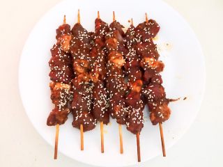 20、健康烧烤  电烤羊肉串,在羊肉串的两面均匀的撒上一层熟芝麻