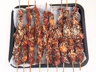 22、健康烧烤  电烤羊肉串,把做好的羊肉串都放入烤盘