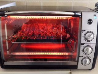 23、健康烧烤  电烤羊肉串,把烤盘放入预热好的烤箱里，上下火200W烤8分钟