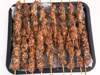 24、健康烧烤  电烤羊肉串,把烤盘取出来，给羊肉串翻面