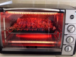 25、健康烧烤  电烤羊肉串,再把烤盘放入烤箱，上下火220W，继续烤10分钟即可