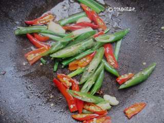 6、辣椒炒鸡肝,起油锅， 油热将、线椒、 蒜片还有花椒一起下锅爆香