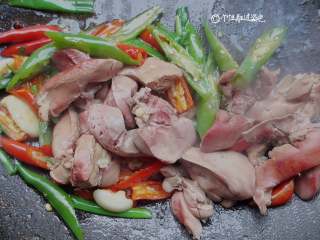 7、辣椒炒鸡肝,倒入鸡肝