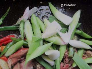 8、辣椒炒鸡肝,加入蒜苗，大火翻炒