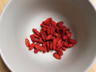 2、山药猪骨汤,准备好枸杞子，洗净待用。