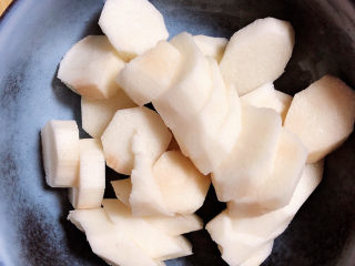 5、山药猪骨汤,将山药切成小块儿待用。