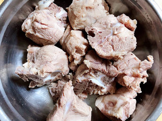 7、山药猪骨汤,猪骨洗净待用。