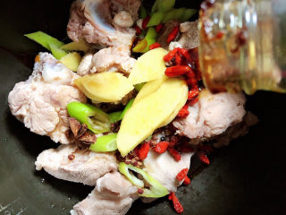 9、山药猪骨汤,再放入蚝油、生抽、盐、花椒粒、大料。