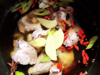 10、山药猪骨汤,放入水，高压锅选择排骨按键，40分钟压熟猪骨。