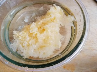 1、紫薯银耳粥,半个银耳加清水。