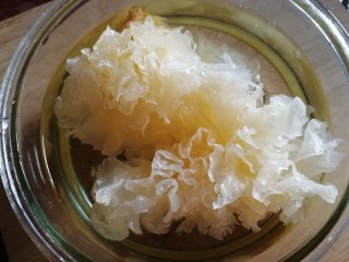 2、紫薯银耳粥,泡发。