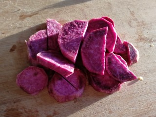 5、紫薯银耳粥,切片。