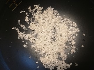 9、紫薯银耳粥,放入锅胆里。