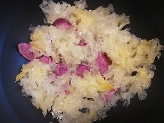 11、紫薯银耳粥,放入银耳。