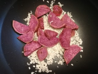 10、紫薯银耳粥,放入紫薯。