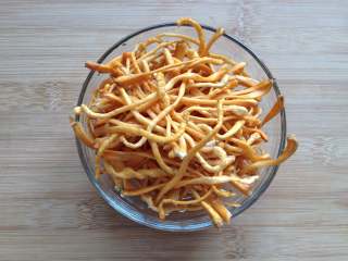 1、虫草花拌木耳,虫草花洗干净