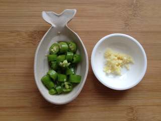 3、虫草花拌木耳,杭椒切小段，大蒜切末