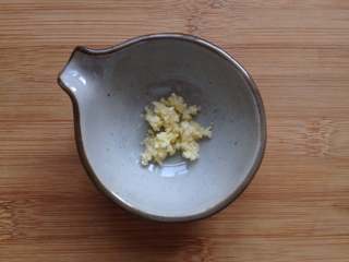 4、虫草花拌木耳,蒜末放入小碗中