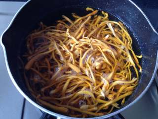 7、虫草花拌木耳,虫草花放入开水中煮约5分钟，捞出过凉开水，再挤出水分