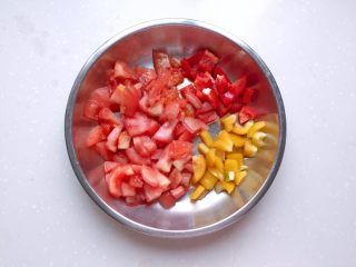 8、茄汁莲藕鸡肉丸子（亲子版）-辅食,番茄和红黄彩椒切丁