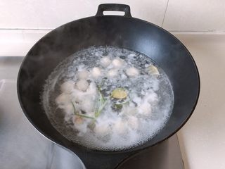 15、茄汁莲藕鸡肉丸子（亲子版）-辅食,放入莲藕鸡肉丸子，煮至浮起后再煮一会儿确保全熟后捞出