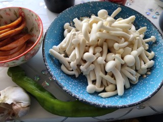 1、素炒白玉菇,准备原料