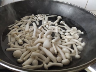 2、素炒白玉菇,白玉菇焯水一分钟