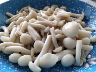 3、素炒白玉菇,捞出洗净控水