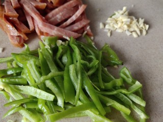 4、素炒白玉菇,青椒切丝，香肠切条，蒜切末