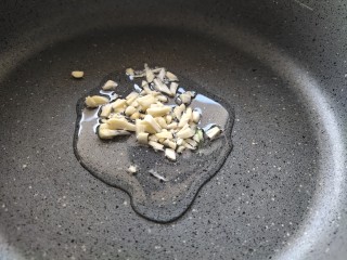 5、素炒白玉菇,热锅炒香蒜末