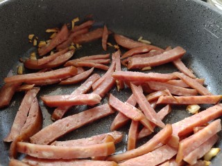 6、素炒白玉菇,放入香肠炒香