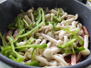 7、素炒白玉菇,放入白玉菇青椒