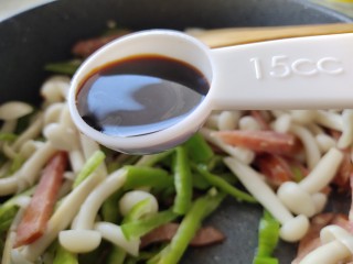 8、素炒白玉菇,加一勺生抽