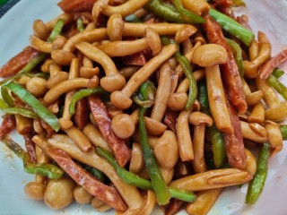 11、素炒白玉菇,翻炒均匀