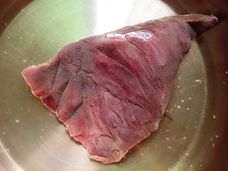 1、青椒炒猪肝,猪肝放入冷水中浸泡30分钟以上，倒掉血水冲洗干净