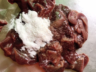 5、青椒炒猪肝,放入生粉、料酒拌匀