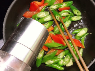 12、青椒炒猪肝,放盐