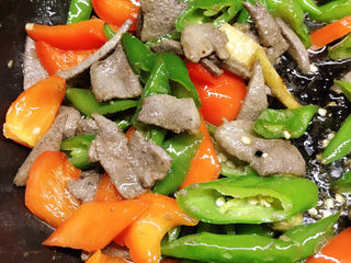 14、青椒炒猪肝,拌匀